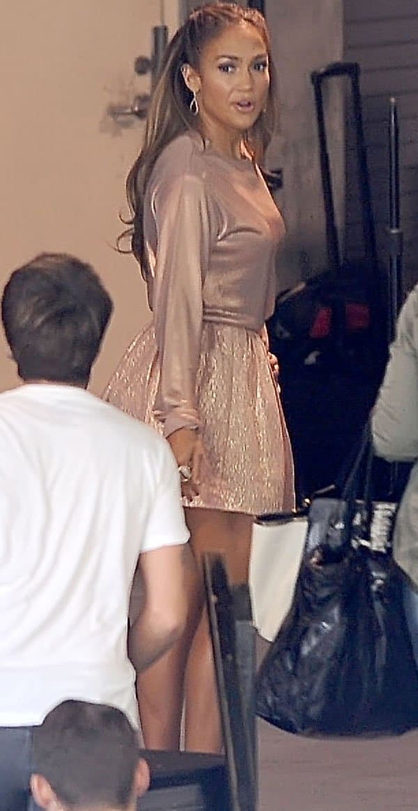 Jennifer Lopez flaunts her legs in Kate Spade's Aimee metallic textured pleat skirt